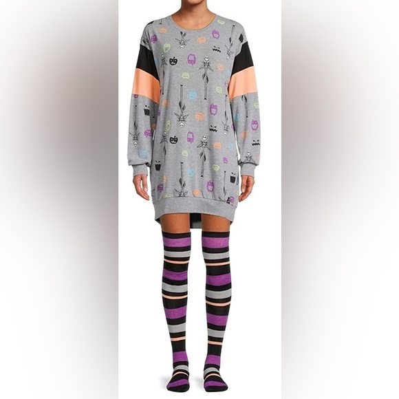 #36 NWT Nightmare Before Christmas Grey AOP Sleepshirt w/ Socks - Picture 1 of 1